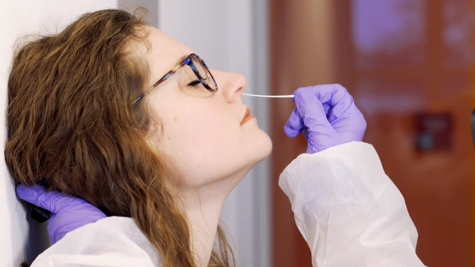 COVID19 AntigenSchnelltest mit Nasenabstrich DocCheck